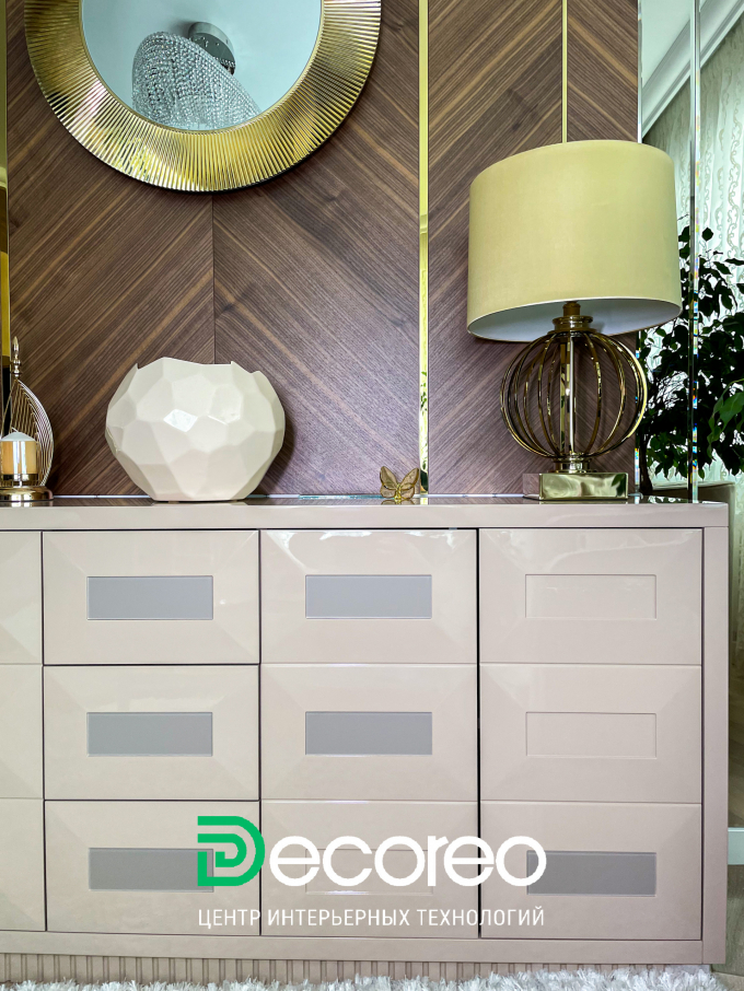 Гостиная в современном интерьере с ретро-шиком и классическими элементами