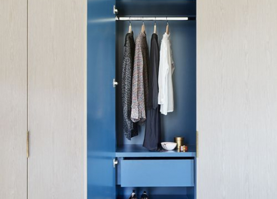 Шкаф цветной внутри