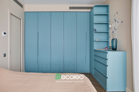 Корпусная мебель на заказ в Москве для дизайнера: как мы создали яркий интерьер в ЖК "RiverSky" без переплат